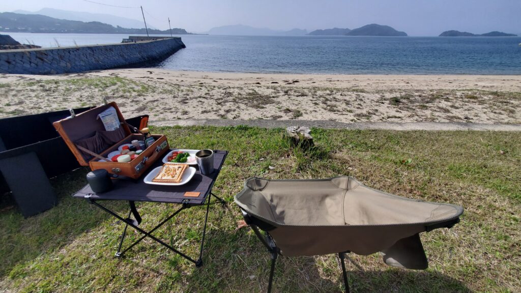 車中泊：穏やかな海沿いで朝食